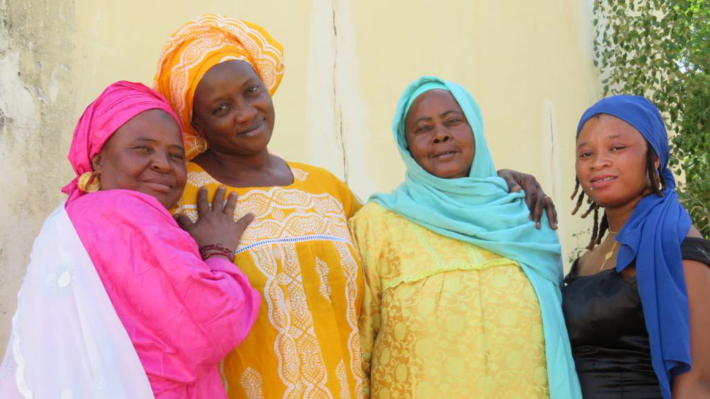 Fatoumata Diallo (izquierda) con otras tres miembros del comité de alerta creado por Amnistía Internacional para combatir la violencia de género en la región de Tambacounda, en el este de Senegal.