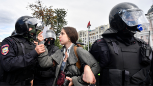 Agentes de la policía antidisturbios detienen a un periodista durante una manifestación no autorizada para exigir elecciones justas en la plaza Pushkinskaya de Moscú el 3 de agosto de 2019. La manifestación es la más reciente de una serie de manifestaciones después de que las autoridades se negaran a permitir que los candidatos populares de la oposición se presentaran a las elecciones parlamentarias del próximo mes. Foto de ALEXANDER NEMENOV/AFP vía Getty Images.